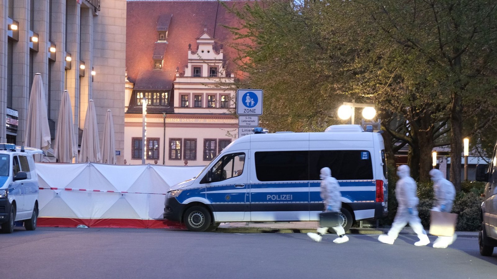 Kriminaltechniker gehen zum Tatfahrzeug.Foto: Sebastian Willnow/dpa