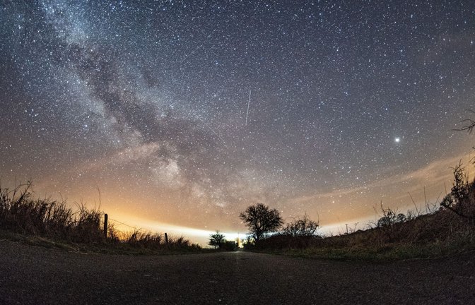 Verschiedene Flugobjekte waren 2018 rund um die Milchstraße während des Lyriden-Meteorschauers am Nachthimmel  zu sehen (Archivbild).<span class='image-autor'>Foto: Daniel Reinhardt/dpa</span>
