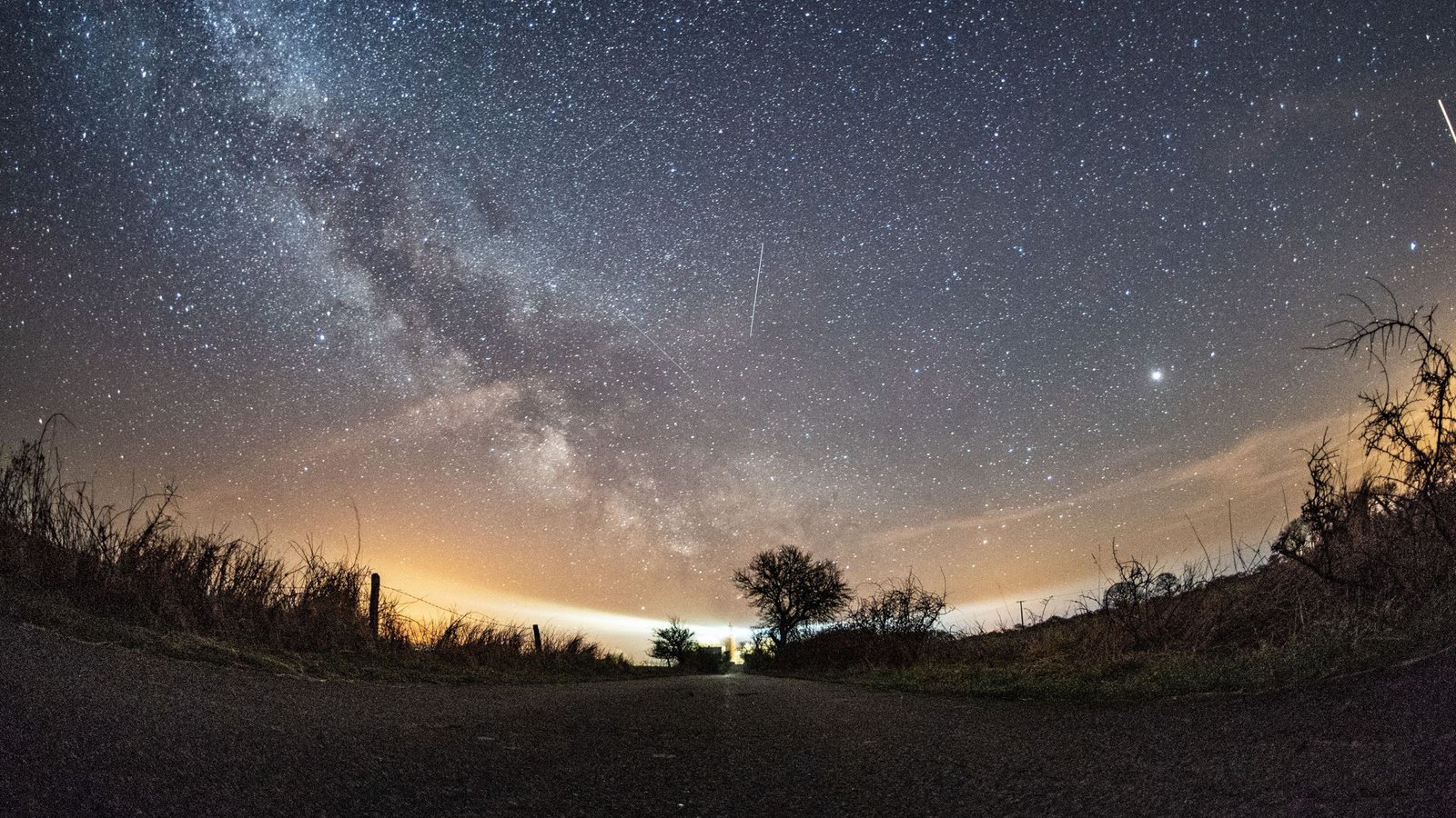 Verschiedene Flugobjekte waren 2018 rund um die Milchstraße während des Lyriden-Meteorschauers am Nachthimmel  zu sehen (Archivbild).Foto: Daniel Reinhardt/dpa