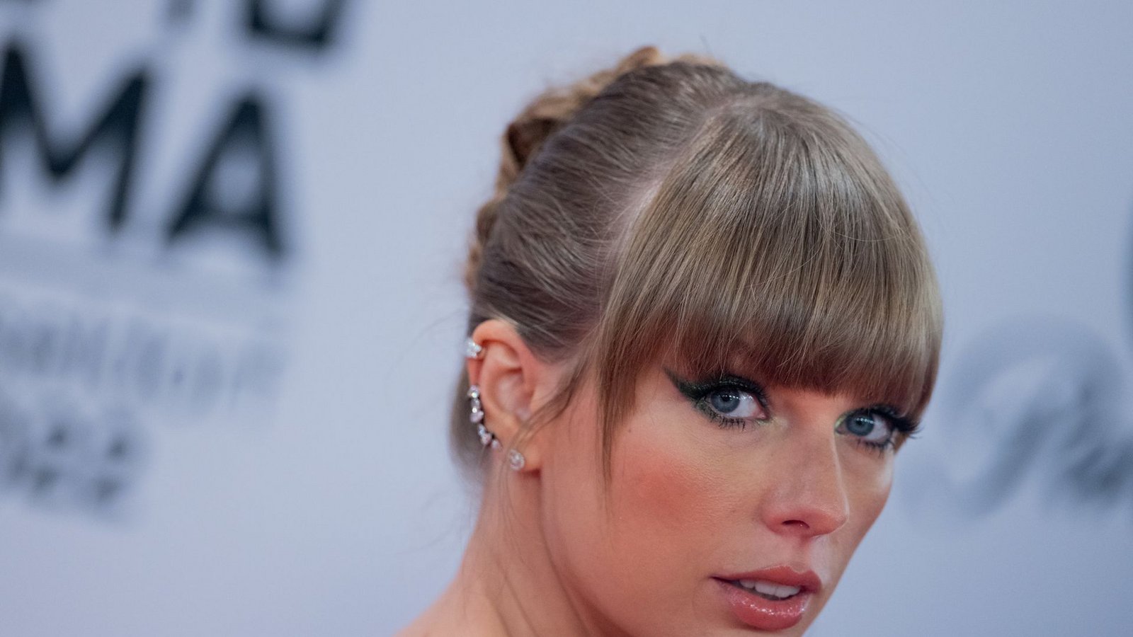 Alle guten Dinge sind drei? Taylor Swift wurde als weibliche Künstlerin des Jahres gekürt, erhielt den Award für das Album des Jahres  für „Midnights“ und gewann den Preis für  Musikvideo des Jahres mit „Anti-Hero“.Foto: dpa/Rolf Vennenbernd
