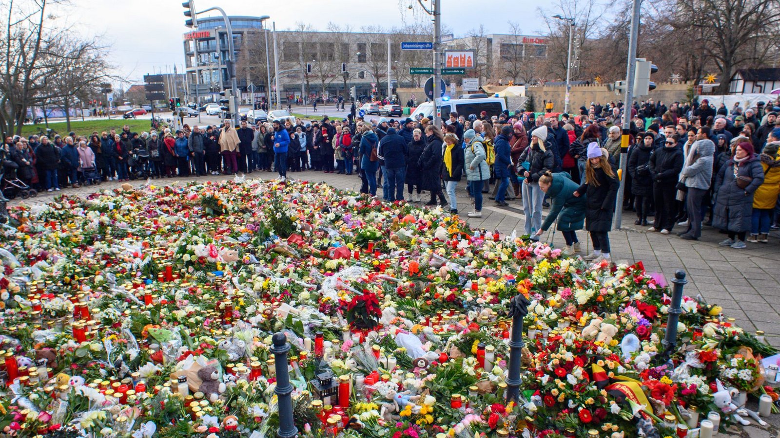Vor der Magdeburger Johanniskirche versammelten sich am Sonntag viele Menschen zum Gedenken an die Opfer.Foto: dpa/Klaus-Dietmar Gabbert Vor der Magdeburger Johanniskirche versammelten sich am Sonntag viele Menschen zum Gedenken an die Opfer.Foto: dpa/Klaus-Dietmar Gabbert