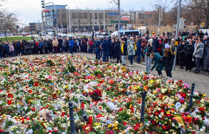 Vor der Magdeburger Johanniskirche versammelten sich am Sonntag viele Menschen zum Gedenken an die Opfer.<span class='image-autor'>Foto: dpa/Klaus-Dietmar Gabbert</span>