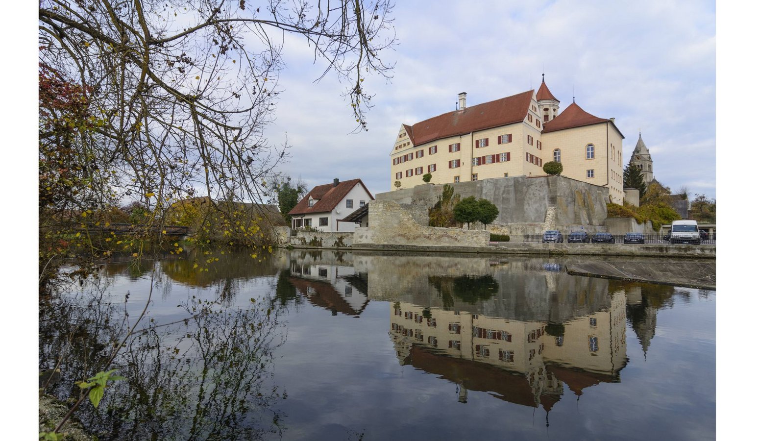 Ausflugsziel für Schlossliebhaber: 125 000 Euro gibt es für die Sanierung des Schloss Brenz in Sontheim-Brenz. Seit mehr als 100 Jahren ist das Schlossmuseum für Besucher offen. Die Geschichte des Schlosses und seiner Erbauer ist dort zu erleben. „Nur dank des großen Engagements zahlreicher Privatpersonen, Vereine und Initiativen, Kirchen und Kommunen ist es möglich, unser kulturelles Erbe zu erhalten. Ich freue mich, dass wir diese Menschen mit der Denkmalförderung des Landes dabei unterstützen können“, sagt Ministerin für Landesentwicklung und Wohnen, Nicole Razavi.Foto: imago/Volker Preußer/imago stock&people Ausflugsziel für Schlossliebhaber: 125 000 Euro gibt es für die Sanierung des Schloss Brenz in Sontheim-Brenz. Seit mehr als 100 Jahren ist das Schlossmuseum für Besucher offen. Die Geschichte des Schlosses und seiner Erbauer ist dort zu erleben. „Nur dank des großen Engagements zahlreicher Privatpersonen, Vereine und Initiativen, Kirchen und Kommunen ist es möglich, unser kulturelles Erbe zu erhalten. Ich freue mich, dass wir diese Menschen mit der Denkmalförderung des Landes dabei unterstützen können“, sagt Ministerin für Landesentwicklung und Wohnen, Nicole Razavi.Foto: imago/Volker Preußer/imago stock&people