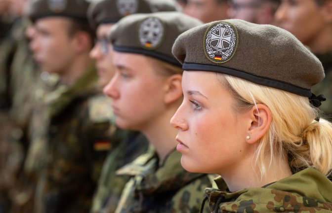 Seit 50 Jahren dienen auch Frauen in der Bundeswehr – aber noch nicht vollauf gleichberechtigt.<span class='image-autor'>Foto: dpa</span>