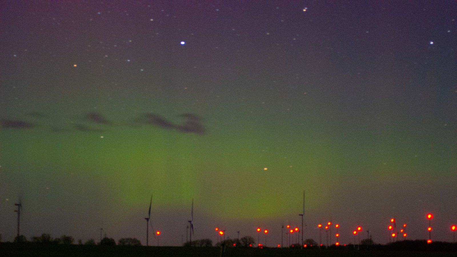 27. Februar: Polarlichter leuchten am Himmel über dem Stadtrand von Havelberg in Sachsen-Anhalt.Foto: dpa/Thomas Schulz