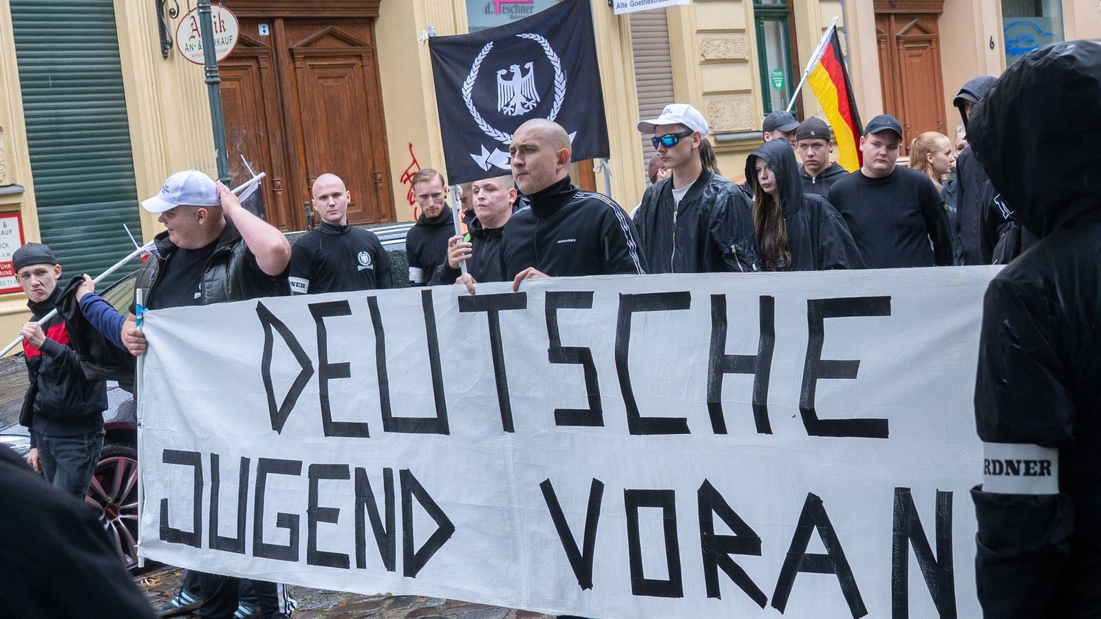 Die Bundesanwaltschaft hat im Mai Räume von mutmaßlichen Mitgliedern der Gruppen "Jung und Stark" und "Deutsche Jugend Voran" in zwölf Bundesländern durchsuchen lassen. Ihnen wird Bildung oder Mitgliedschaft in einer kriminellen Vereinigung vorgeworfen. (Archivfoto)Foto: Christophe Gateau/dpa Die Bundesanwaltschaft hat im Mai Räume von mutmaßlichen Mitgliedern der Gruppen "Jung und Stark" und "Deutsche Jugend Voran" in zwölf Bundesländern durchsuchen lassen. Ihnen wird Bildung oder Mitgliedschaft in einer kriminellen Vereinigung vorgeworfen. (Archivfoto)Foto: Christophe Gateau/dpa
