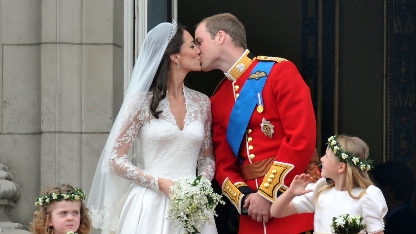 Der Kuss des frischvermählten Paares, Prinzessin Catherine und Prinz William, auf dem Balkon des Buckingham-Palasts in London am 29. April 2011 nach ihrer Trauung.Foto: picture alliance / dpa | Peter Kneffel