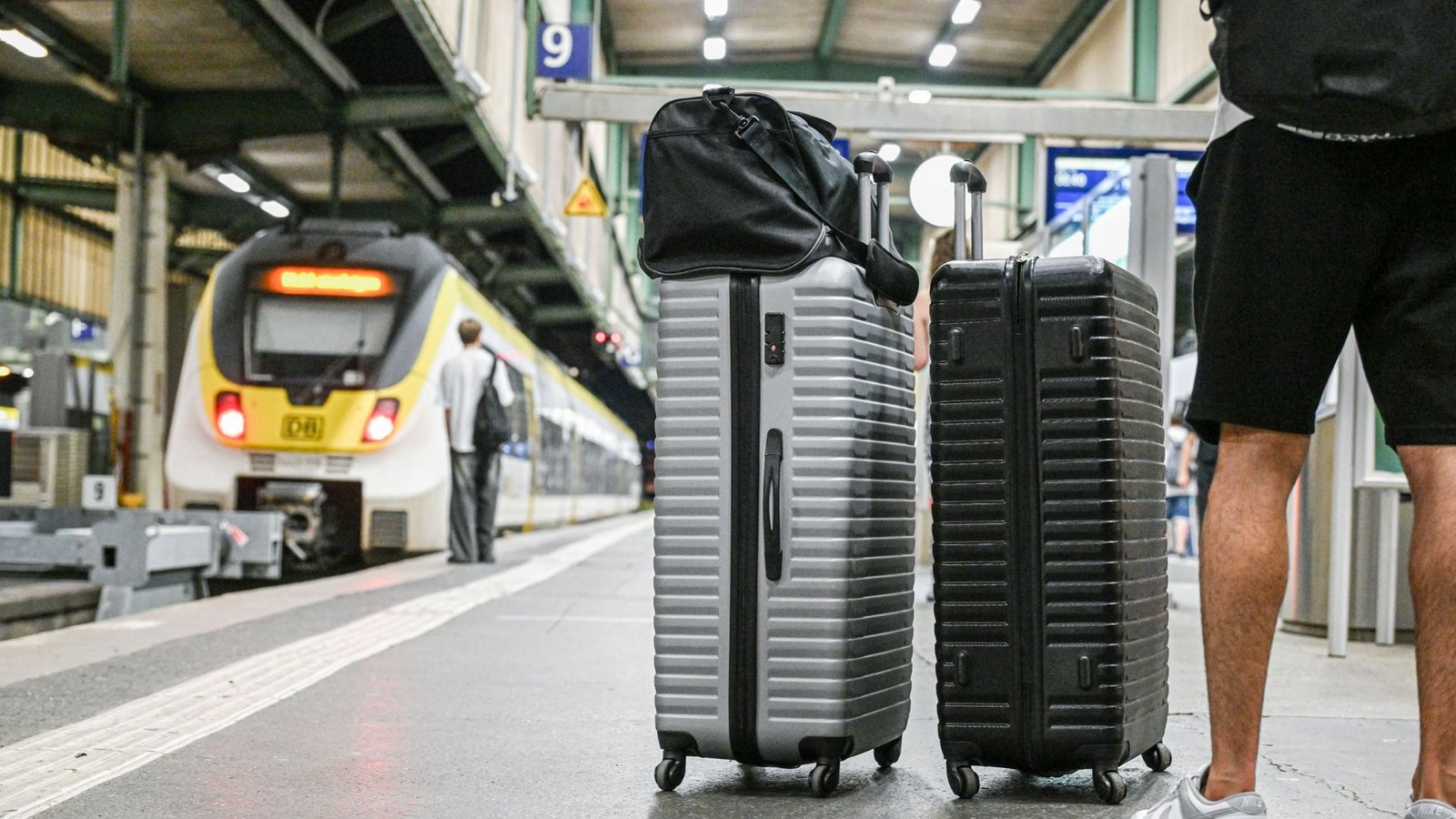 Ein Fahrgast steht auf dem Bahnsteig vor einem Zug im Stuttgarter Bahnhof.Foto: Jason Tschepljakow/dpa