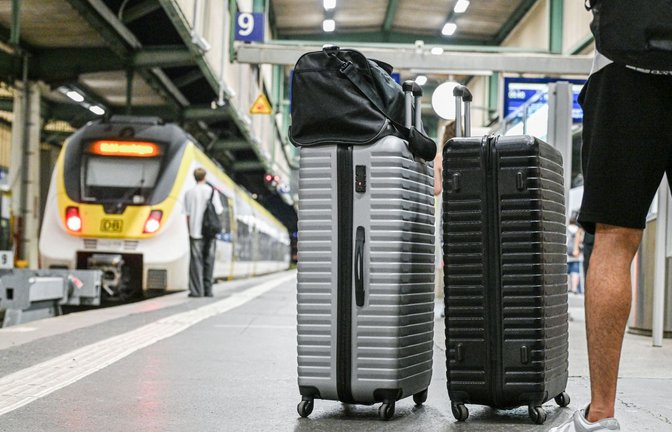 Ein Fahrgast steht auf dem Bahnsteig vor einem Zug im Stuttgarter Bahnhof.<span class='image-autor'>Foto: Jason Tschepljakow/dpa</span>