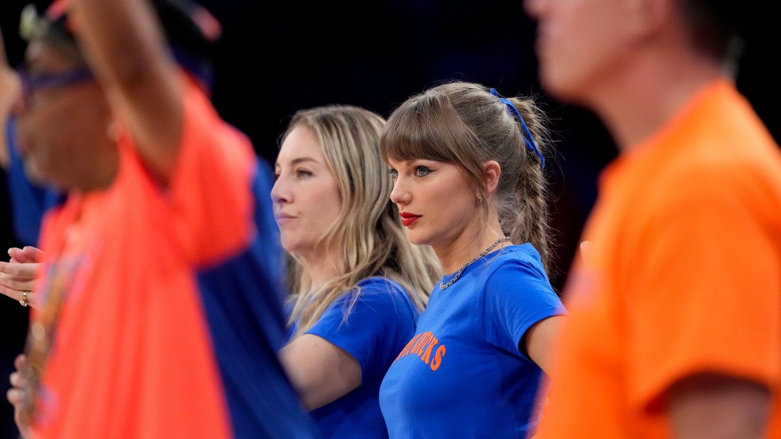 Taylor Swift und Este Haim schauen während der ersten Hälfte von Spiel 4 in der NBA-Finalserie zwischen den New York Knicks und den San Antonio Spurs zu.Foto: Ross D. Franklin/AP/dpa Taylor Swift und Este Haim schauen während der ersten Hälfte von Spiel 4 in der NBA-Finalserie zwischen den New York Knicks und den San Antonio Spurs zu.Foto: Ross D. Franklin/AP/dpa