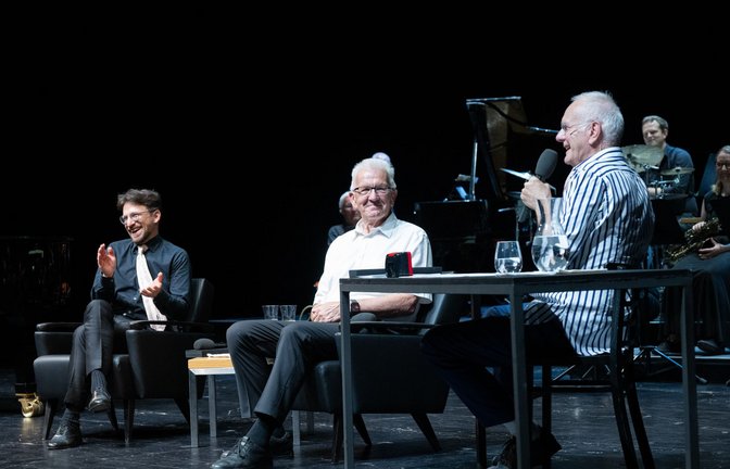 Generalmusikdirektor Cornelius Meister (links) und Winfried Kretschmann (Mitte) bei Harald Schmidt im Stuttgarter Schauspielhaus<span class='image-autor'>Foto: Björn Klein</span>