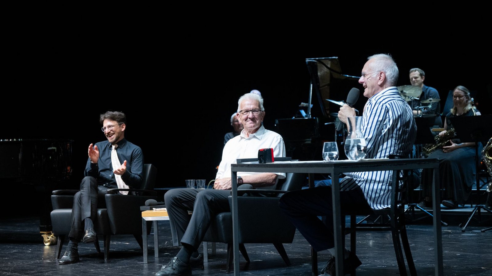 Generalmusikdirektor Cornelius Meister (links) und Winfried Kretschmann (Mitte) bei Harald Schmidt im Stuttgarter SchauspielhausFoto: Björn Klein