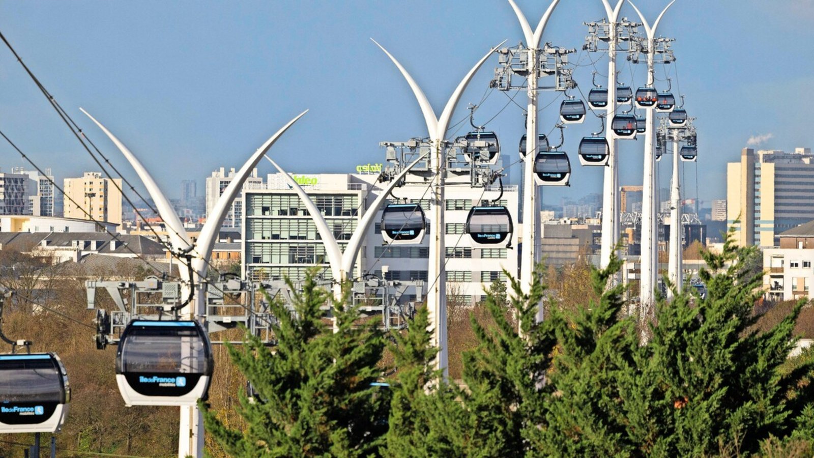 Die erste Seilbahnverbindung im Großraum Paris ist seit Ende letzten Jahres in Betrieb. Stuttgart debattiert ausführlich über das Für und Wider einer solchen Lösung.Foto: imago/Abacapress Die erste Seilbahnverbindung im Großraum Paris ist seit Ende letzten Jahres in Betrieb. Stuttgart debattiert ausführlich über das Für und Wider einer solchen Lösung.Foto: imago/Abacapress