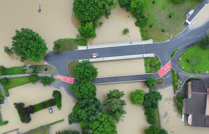 Am einen Ort fällt der Regen, anderswo (hier in Meckenbeuren im Bodenseekreis) kommt es zu Überschwemmungen.<span class='image-autor'>Foto: dpa/Felix Kästle</span>