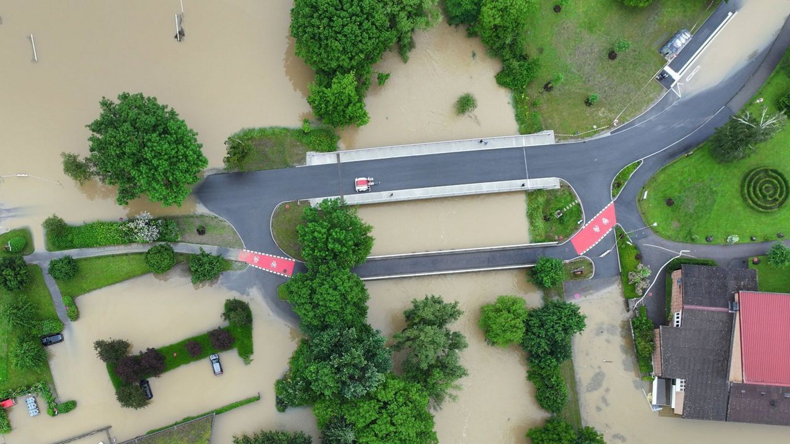 Am einen Ort fällt der Regen, anderswo (hier in Meckenbeuren im Bodenseekreis) kommt es zu Überschwemmungen.Foto: dpa/Felix Kästle Am einen Ort fällt der Regen, anderswo (hier in Meckenbeuren im Bodenseekreis) kommt es zu Überschwemmungen.Foto: dpa/Felix Kästle