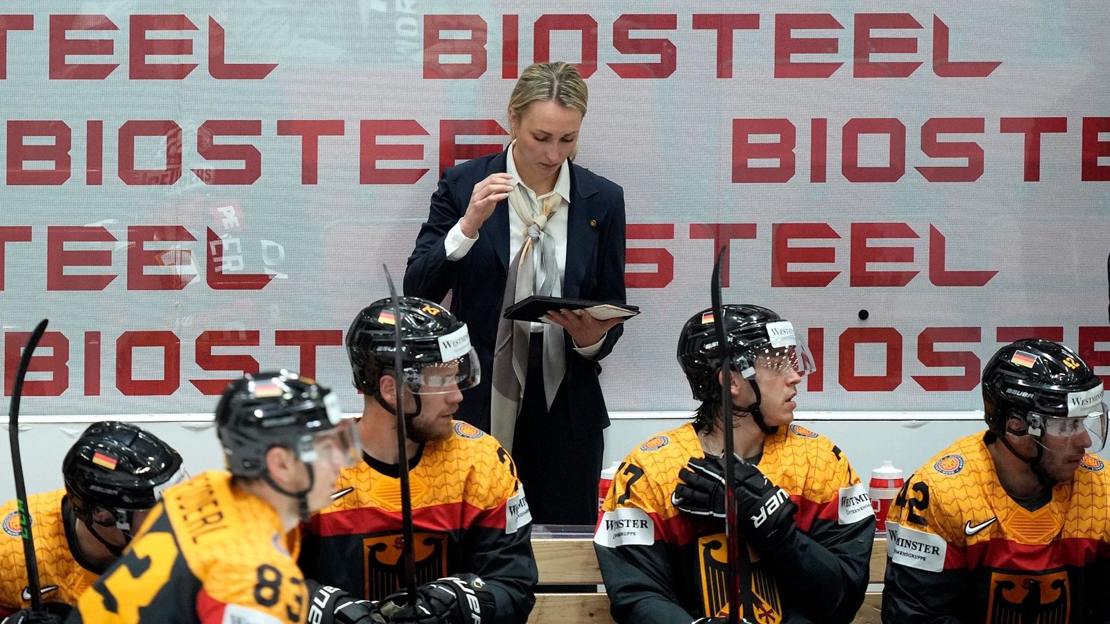 Die deutsche Assistenztrainerin Jessica Campbell ist als Frau im DEB-Trainerstab bei der Männer-WM eine Ausnahme.Foto: Martin Meissner/AP/dpa