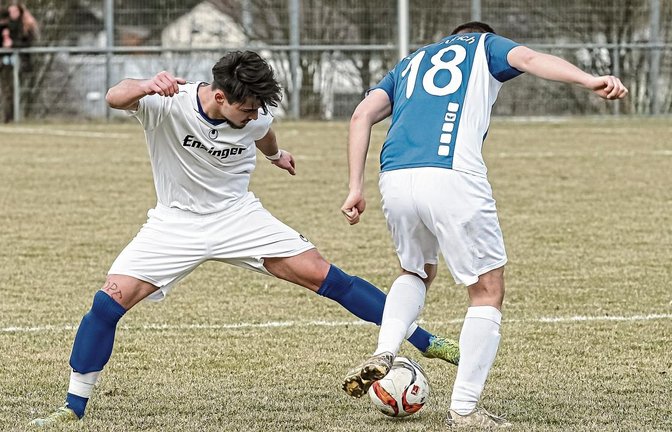 Waldemar Grinko (links) – hier im Zweikampf mit Aurichs Stefan Bohlinger – führt den FC Gündelbach als Kapitän aufs Feld. Foto: Simecek