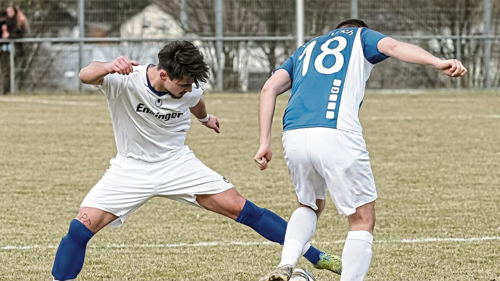 Waldemar Grinko (links) – hier im Zweikampf mit Aurichs Stefan Bohlinger – führt den FC Gündelbach als Kapitän aufs Feld. Foto: Simecek