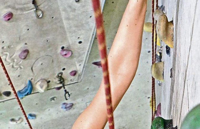 Griff- und trittsicher: unsere Mitarbeiterin Almut Seifert an der Kletterwand  Foto: Baumann