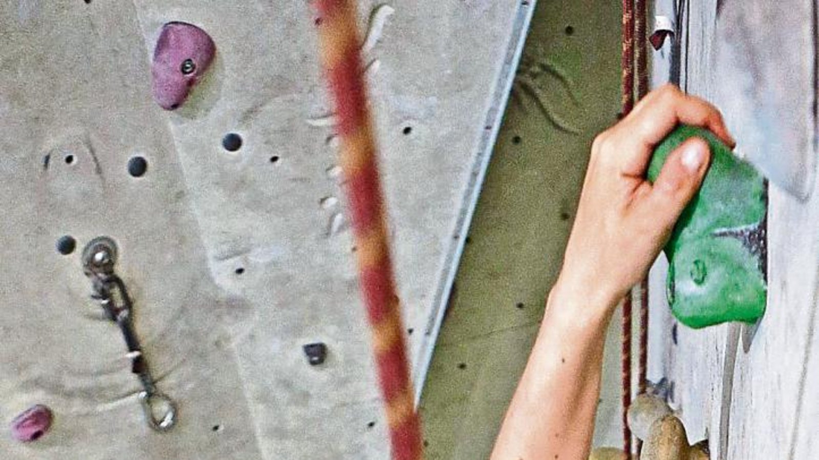 Griff- und trittsicher: unsere Mitarbeiterin Almut Seifert an der Kletterwand Foto: Baumann Griff- und trittsicher: unsere Mitarbeiterin Almut Seifert an der Kletterwand Foto: Baumann
