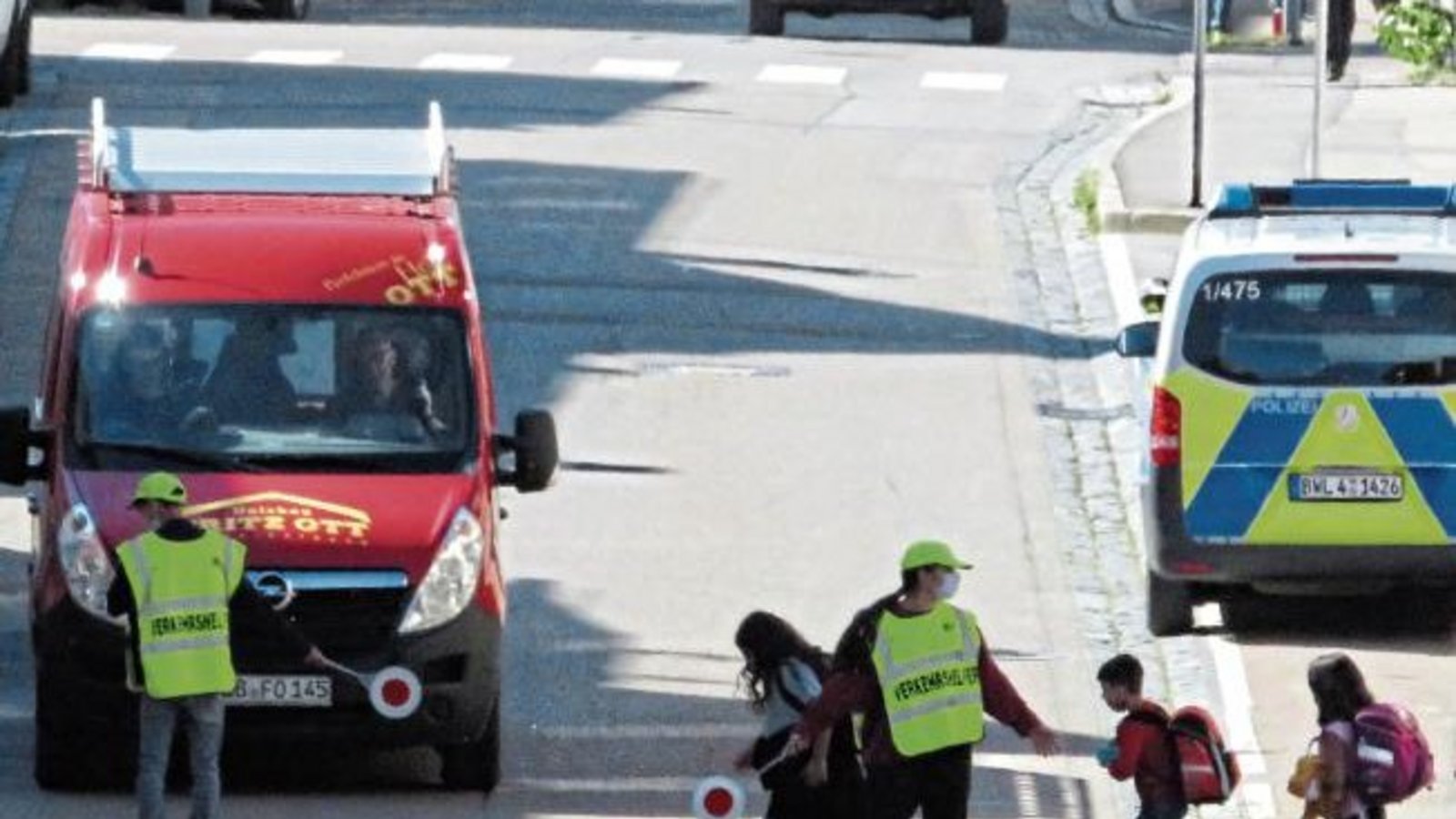 Seit Jahrzehnten gibt es in Vaihingen Schülerlotsen am Überweg bei der Polizei in der Heilbronner Straße. Gute Sache vor allem für die Grundschüler. Foto: Arning Seit Jahrzehnten gibt es in Vaihingen Schülerlotsen am Überweg bei der Polizei in der Heilbronner Straße. Gute Sache vor allem für die Grundschüler. Foto: Arning