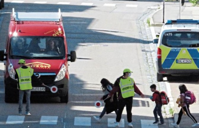 Seit Jahrzehnten gibt es in Vaihingen Schülerlotsen am Überweg bei der Polizei in der Heilbronner Straße. Gute Sache vor allem für die Grundschüler.  Foto: Arning