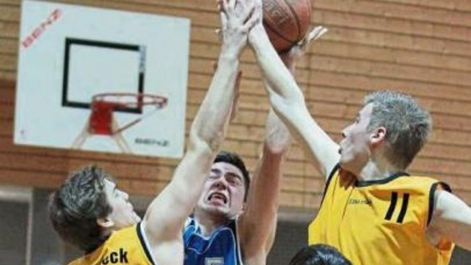 Oft stellten sich Achim Jesser (Mitte) und den BSG-Basketballer gleich mehrere Gegenspieler in den Weg. Foto: Archiv/Bürkle Oft stellten sich Achim Jesser (Mitte) und den BSG-Basketballer gleich mehrere Gegenspieler in den Weg. Foto: Archiv/Bürkle