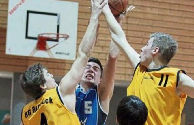 Oft stellten sich Achim Jesser (Mitte) und den BSG-Basketballer gleich mehrere Gegenspieler in den Weg. Foto: Archiv/Bürkle