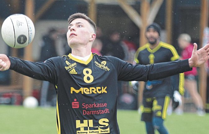 Die Feldsaison – sollte sie gespielt werden – wird die vorerst letzte Spielzeit sein, in der Johannes Jungclaussen das Trikot des Deutschen Serienmeisters TSV Pfungstadt trägt. In der Halle läuft der Auricher wieder für sienen Stammverein TV Vaihingen auf. Foto: Archiv/Nachreiner