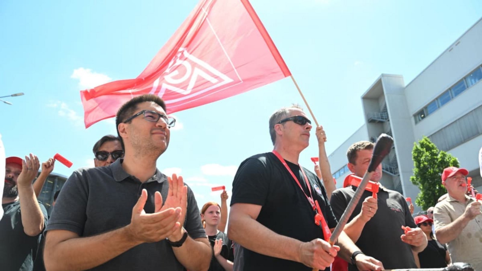 Audi-Beschäftigte protestieren in Neckarsulm gegen eine mögliche Werkschließung – inwieweit kann die Landespolitik helfen?<span class='image-autor'>Bernd Weißbrod/dpa</span>