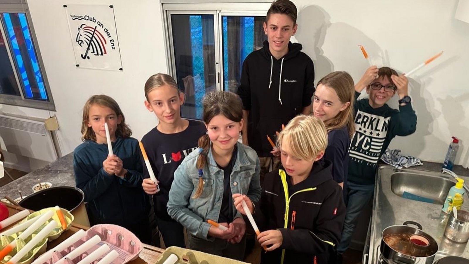Fröhlich ging es zu in der Küche vom Clubhaus des Hockeyvereines in Vaihingen, als in vorbildlicher Teamarbeit Vogelfuttertassen befüllt, Kerzen getaucht und mit Wachsstiften zu Nikolauskerzen bemalt wurden. Von Müttern wurden weiße Waldorfsterne gefaltet. Beim Vaihinger Weihnachtsmarkt diesen Samstag wird es beim Hockeystand noch mehr geben, zum Beispiel Plätzchen und Holzsterne und auch klassischen und vegetarischen Pizzabrötchen sowie Winzerglühwein und regionalen Kinderpunsch. Foto: p Fröhlich ging es zu in der Küche vom Clubhaus des Hockeyvereines in Vaihingen, als in vorbildlicher Teamarbeit Vogelfuttertassen befüllt, Kerzen getaucht und mit Wachsstiften zu Nikolauskerzen bemalt wurden. Von Müttern wurden weiße Waldorfsterne gefaltet. Beim Vaihinger Weihnachtsmarkt diesen Samstag wird es beim Hockeystand noch mehr geben, zum Beispiel Plätzchen und Holzsterne und auch klassischen und vegetarischen Pizzabrötchen sowie Winzerglühwein und regionalen Kinderpunsch. Foto: p