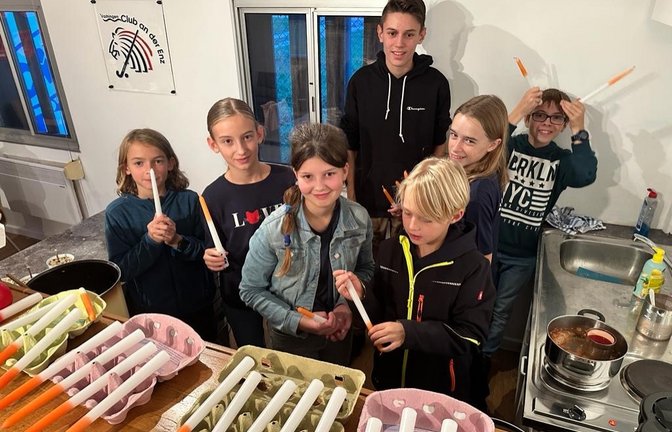 Fröhlich ging es zu in der Küche vom Clubhaus des Hockeyvereines in Vaihingen, als in vorbildlicher Teamarbeit Vogelfuttertassen befüllt, Kerzen getaucht und mit Wachsstiften zu Nikolauskerzen bemalt wurden. Von Müttern wurden weiße Waldorfsterne gefaltet. Beim Vaihinger Weihnachtsmarkt diesen Samstag wird es beim Hockeystand noch mehr geben, zum Beispiel Plätzchen und Holzsterne und auch klassischen und vegetarischen Pizzabrötchen sowie Winzerglühwein und regionalen Kinderpunsch. <span class='image-autor'>Foto: p</span>