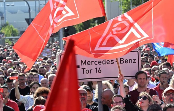 Protest-Kundgebung bei Mercedes-Benz in Sindelfingen - die Forderung aus dem Management nach einer 40-Stunden-Woche ist für die Belegschaften in der Automobilindustrie ein besonders heißes Eisen.<span class='image-autor'>Bernd Weißbrod/dpa</span>