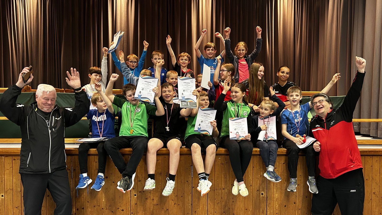 Die Teilnehmer an der Mini-Meisterschaft jubeln mit ihren Betreuern. Foto: Dittrich