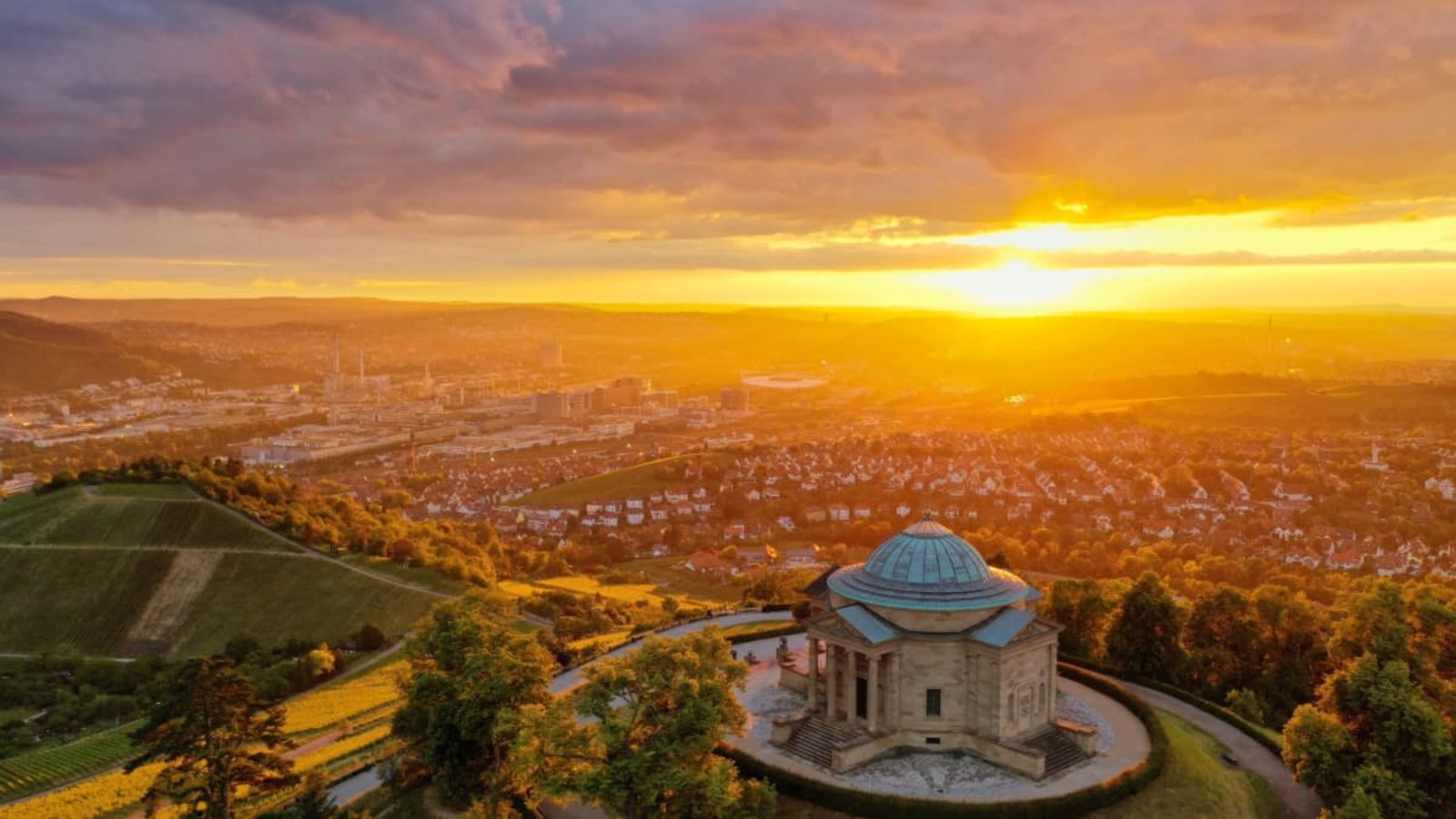Wenn die Abendsonne den Stuttgarter Kessel in warmes Gold taucht, bieten zahlreiche Aussichtspunkte in Stuttgart eine tolle Aussicht.Shutterstock/maddinstgt Wenn die Abendsonne den Stuttgarter Kessel in warmes Gold taucht, bieten zahlreiche Aussichtspunkte in Stuttgart eine tolle Aussicht.Shutterstock/maddinstgt