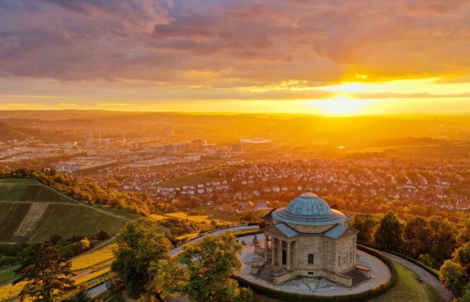 Wenn die Abendsonne den Stuttgarter Kessel in warmes Gold taucht, bieten zahlreiche Aussichtspunkte in Stuttgart eine tolle Aussicht.<span class='image-autor'>Shutterstock/maddinstgt</span>