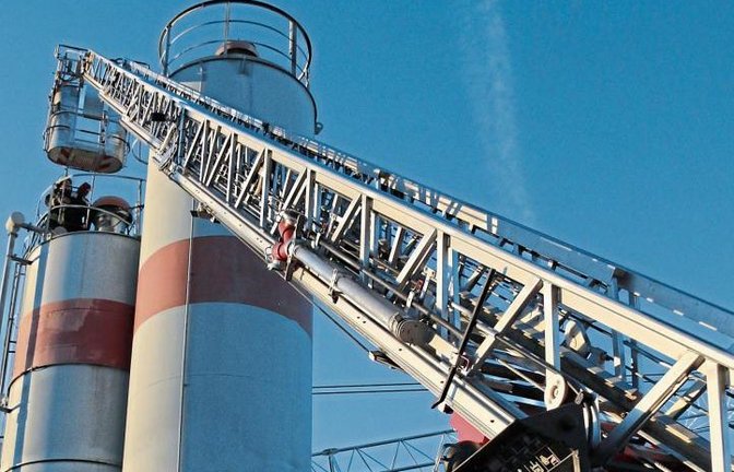 Einsatz der Vaihinger Drehleiter in Nussdorf. Fotos: Bögel