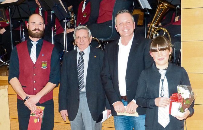Kreisverbandsvorsitzender Gerhard Krauß (zweiter von rechts) ehrte Fabian Besserer, Thomas Labusch und Debora Röcker (von links). Fotos: p