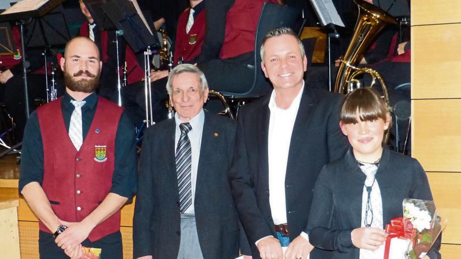 Kreisverbandsvorsitzender Gerhard Krauß (zweiter von rechts) ehrte Fabian Besserer, Thomas Labusch und Debora Röcker (von links). Fotos: p