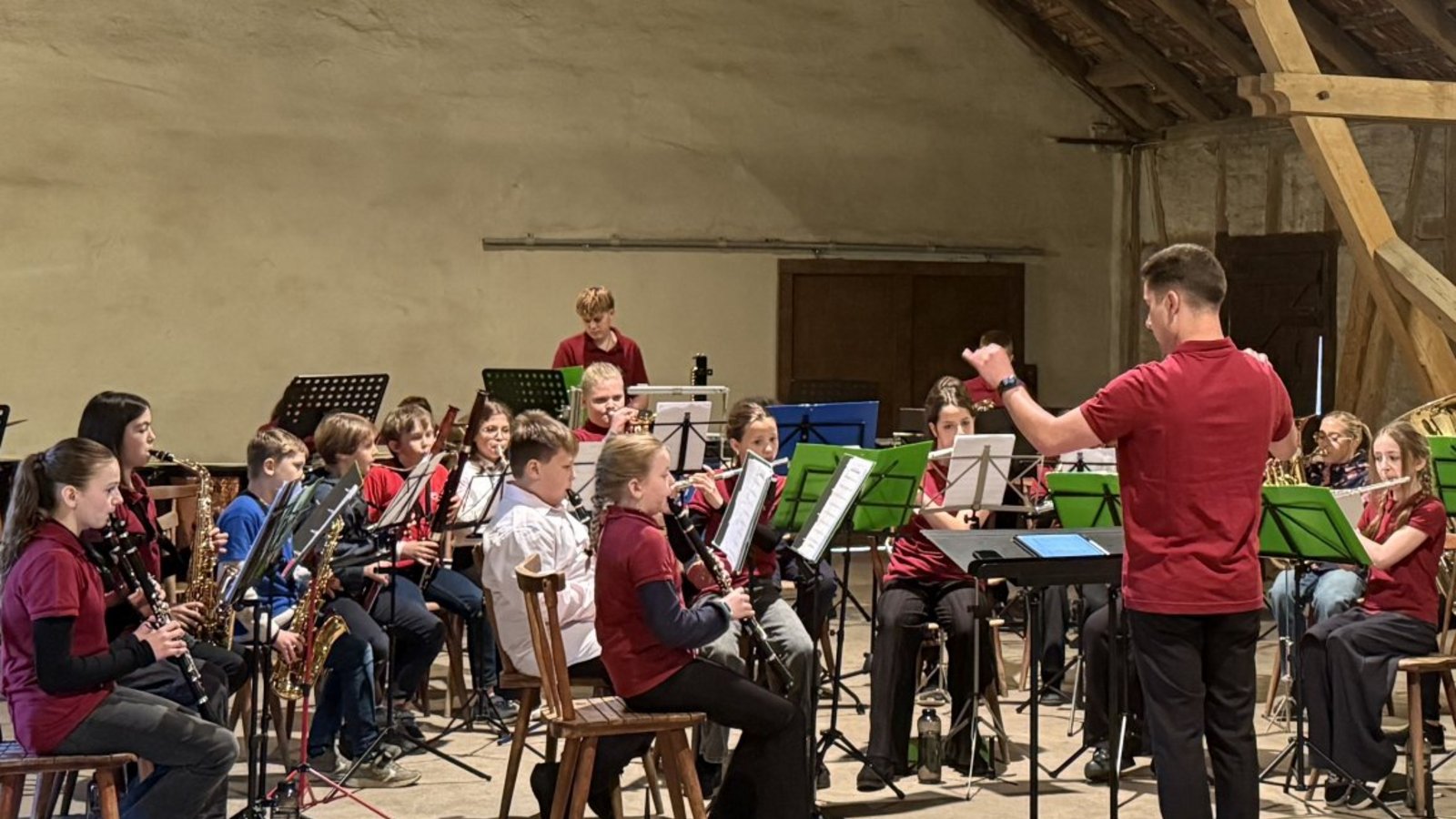 Im gemütlichen Ambiente des Heuhauses beweist der Nachwuchs des Kleinglattbacher Musikvereins sein Können.  Foto: p