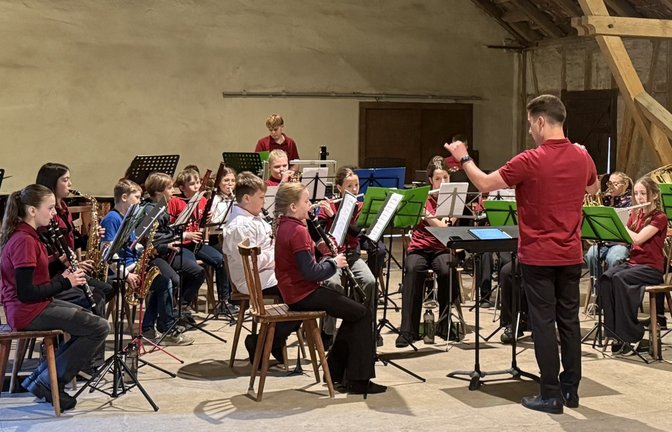 Im gemütlichen Ambiente des Heuhauses beweist der Nachwuchs des Kleinglattbacher Musikvereins sein Können.  <span class='image-autor'>Foto: p</span>