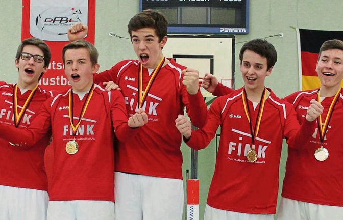Jaro Jungclaussen, Jakob Kilpper, Nils Hantke, Luca Modenese, Max Winkler, Johannes Jungclaussen und Simeon Müller freuen sich über den DM-Titel. Foto: Kadgien
