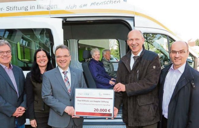 Strahlende Gesichter bei der Spendenübergabe (von links): Pflegedienstleiter Zoltan Makrai, Fördervereins-Vorsitzende Angela Adam, Einrichtungsleiter Markus Schellinger, zwei Nutzerinnen im Bus, Lotto-Regionaldirektor Hubert Gfrörer und Bürgermeister Harald Eiberger. Foto: Küppers