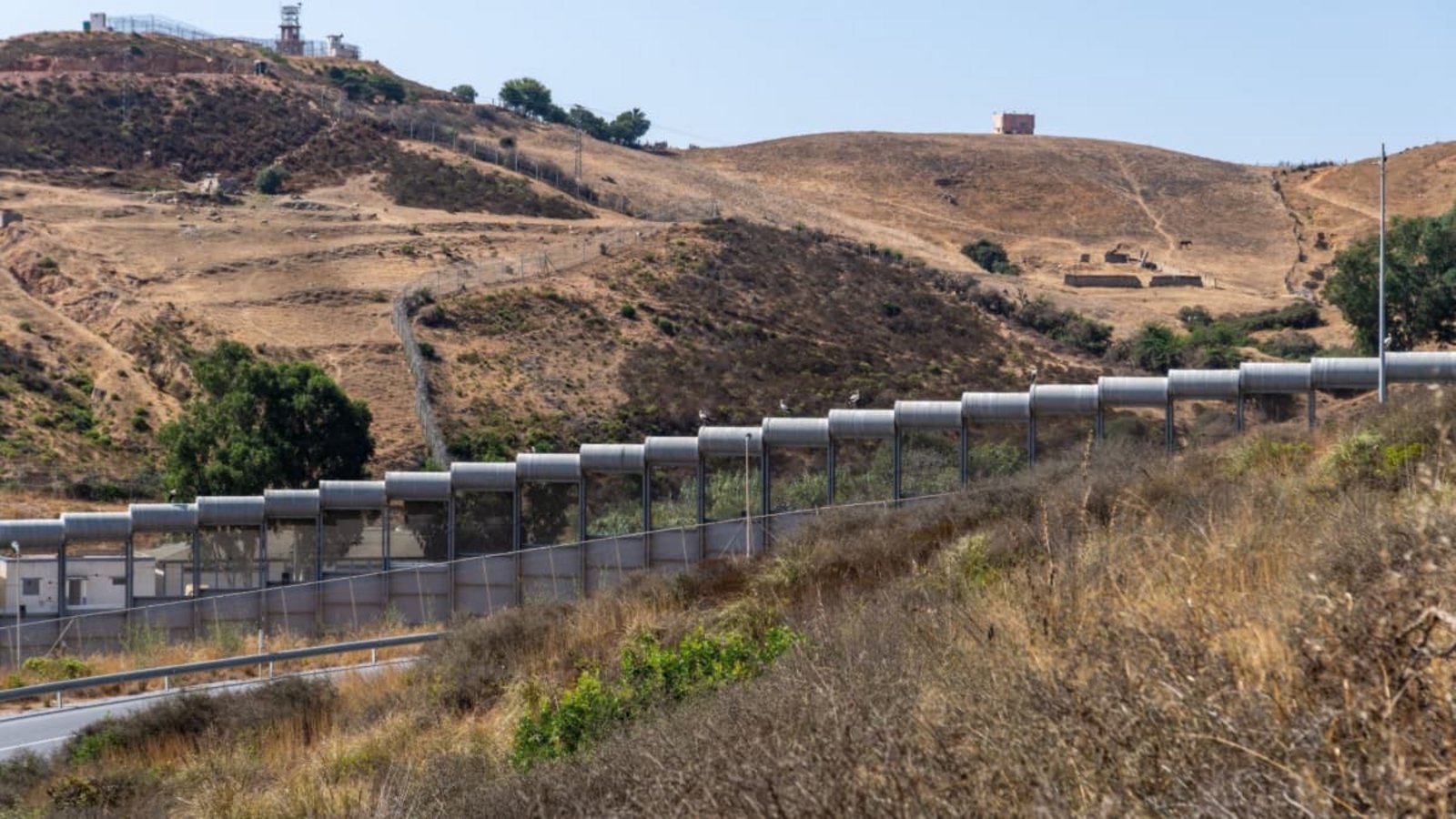 Der Grenzzaun, der die spanische autonome Stadt Ceuta umgibt.Antonio Sempere/JNA via ZUMA Press Wire/dpa Der Grenzzaun, der die spanische autonome Stadt Ceuta umgibt.Antonio Sempere/JNA via ZUMA Press Wire/dpa