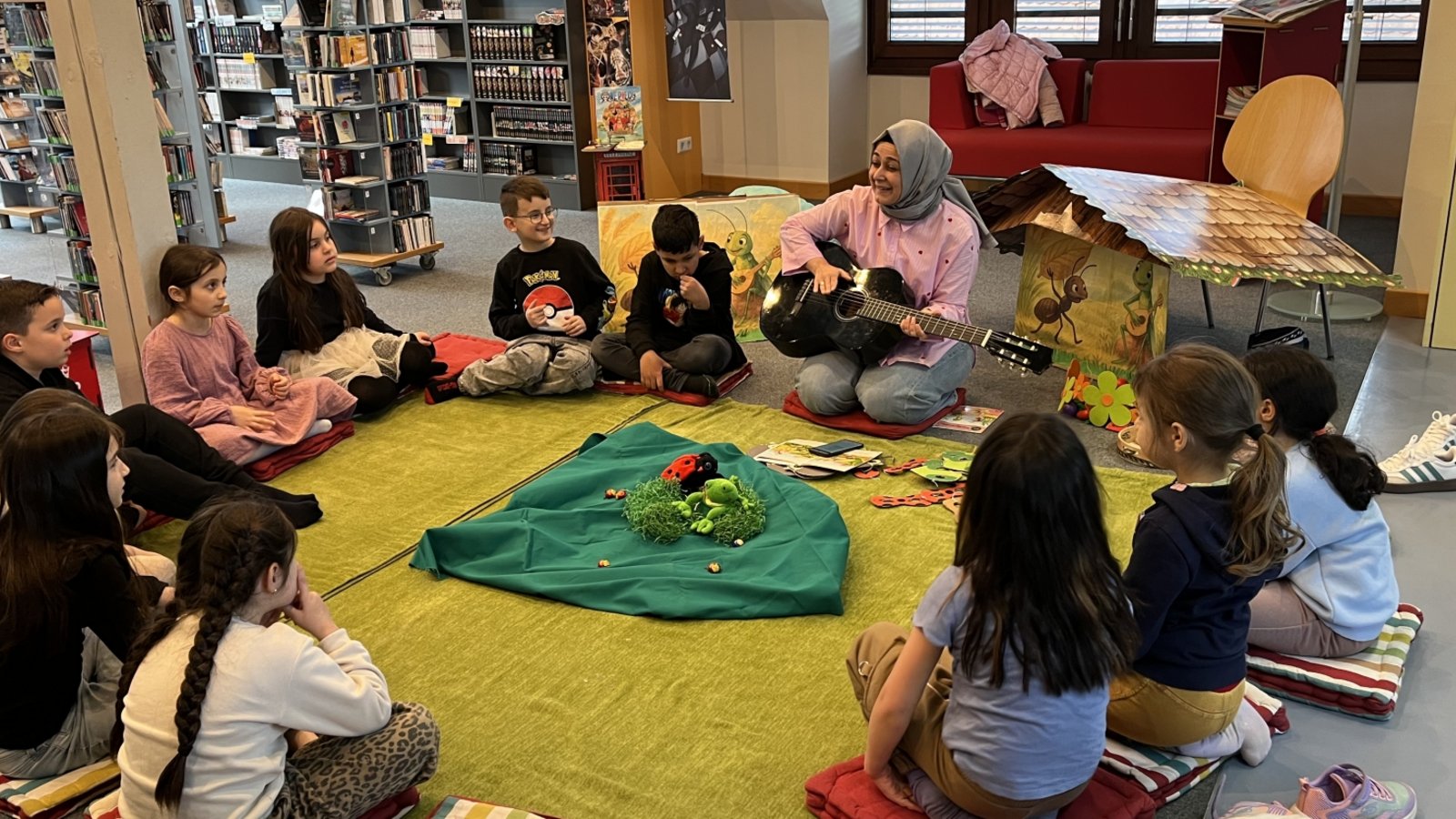 Vorlesen und -singen ist für Kinder wichtig – egal, in welcher Sprache: Vorlesestunde in der Stadtbücherei Sachsenheim mit Lehrerin Dilek Can. Foto: Glemser