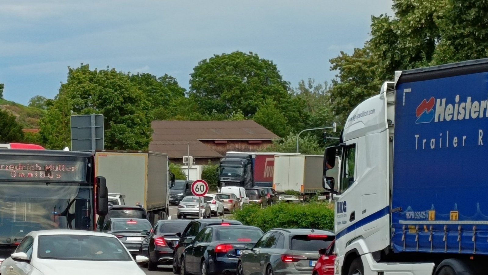 Lange Schlangen in beide Richtungen. Die Baustelle kostet viele Nerven.  Fotos: Arning