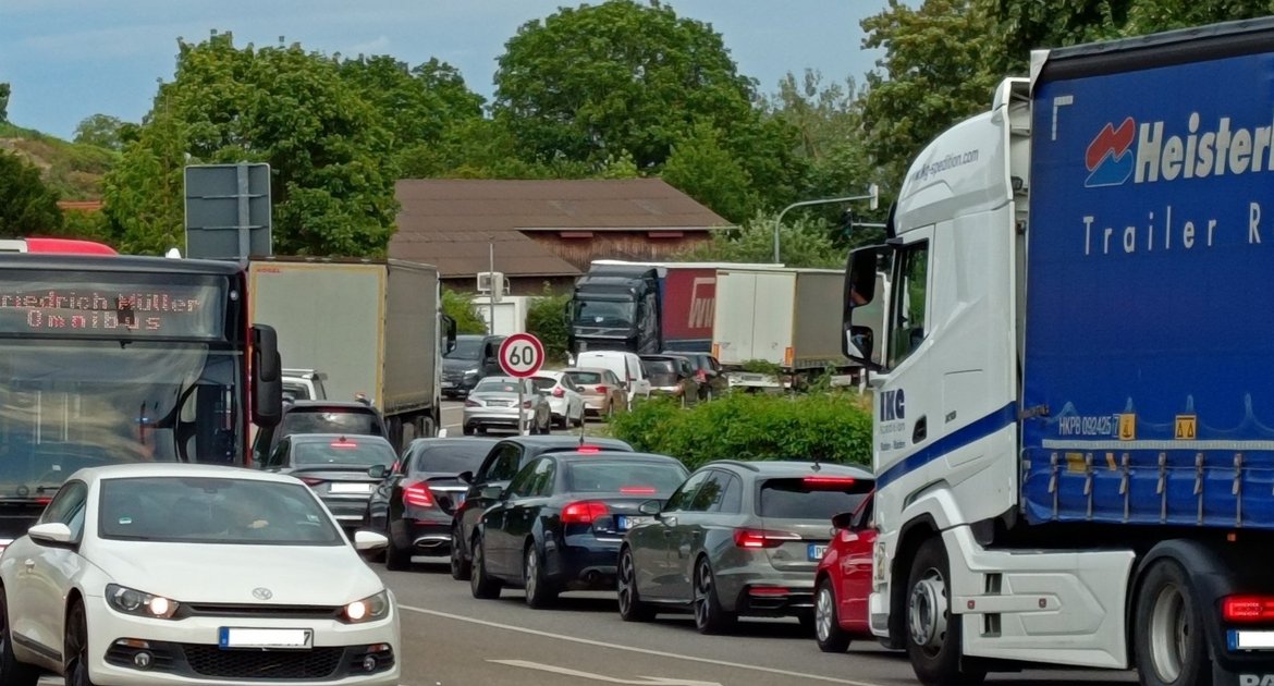 Lange Schlangen in beide Richtungen. Die Baustelle kostet viele Nerven.  Fotos: Arning