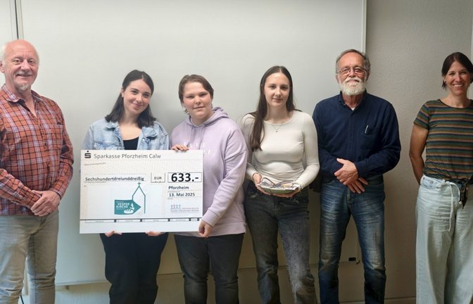 Freuen sich über die Spende an die Vesperkirche: Jürgen Droste (links) und Rudolf Mehl (Dritter von rechts) mit den BVE-Schülerinnen Gaia, Nelly und Lea-Sophie sowie Kristin Frensch (Leitung BVE) und Daniel Heintzmann (Schulleiter der Gustav-Heinemann-Schule). <span class='image-autor'>Foto: Enzkreis/GHS</span>