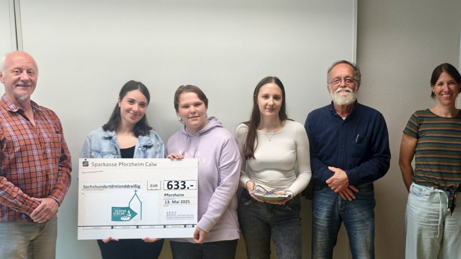 Freuen sich über die Spende an die Vesperkirche: Jürgen Droste (links) und Rudolf Mehl (Dritter von rechts) mit den BVE-Schülerinnen Gaia, Nelly und Lea-Sophie sowie Kristin Frensch (Leitung BVE) und Daniel Heintzmann (Schulleiter der Gustav-Heinemann-Schule). Foto: Enzkreis/GHS
