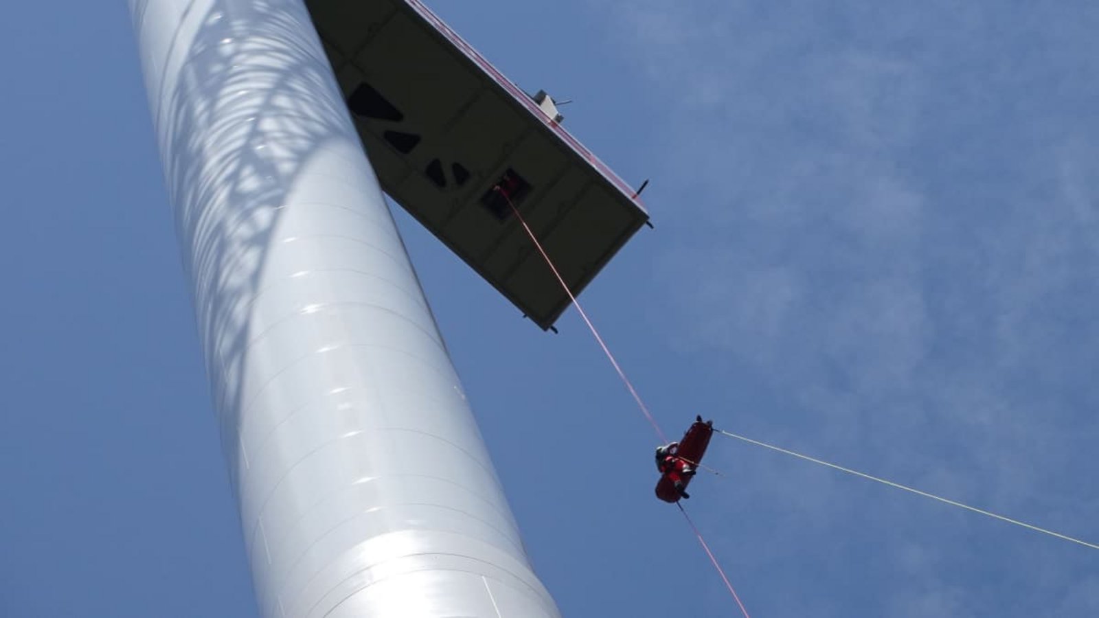 Aus dem sogenannten Servicegebäude, dem Bauteil oben an der Spitze, musste ein 35-Jähriger abgeseilt werden.Steffi Stocker/Kreisfeuerwehrverband Calw Aus dem sogenannten Servicegebäude, dem Bauteil oben an der Spitze, musste ein 35-Jähriger abgeseilt werden.Steffi Stocker/Kreisfeuerwehrverband Calw